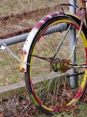 Buntes Fahrrrad angeschlossen am Geländer