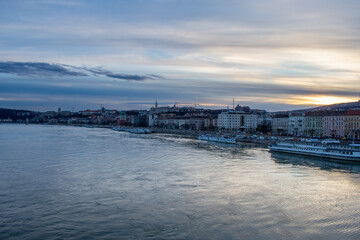 Obraz premium Beautiful sunset over Parliament Building and Danube River in Budapest, Hungary. 