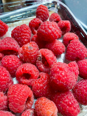 Himbeeren durch Schimmel ungenießbar, in Plastikverpackung