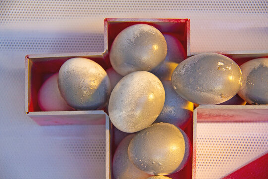 Eggs with golden light to celebrate Happy Easter