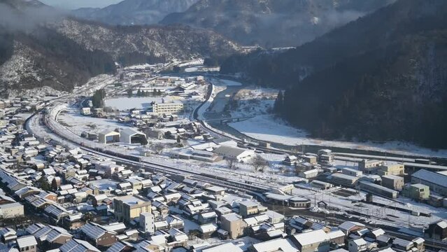雪の今庄駅に停車するEF510牽引の貨物列車 （北陸本線 今庄, 2024年1月）