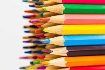 Detalle de puntas de lápices de colores, aislado sobre fondo blanco	