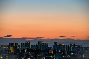 Fototapeta premium 夜明け前の都市景観。神戸市東灘区の高層マンションの上層階より芦屋、西宮、大阪方面をのぞむ。