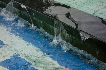 都市公園内，の噴水広場の高低差の水の流れ