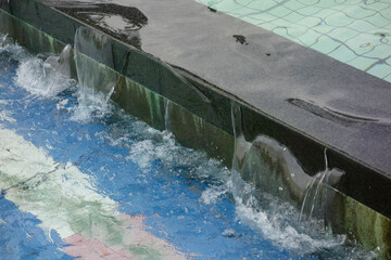 都市公園内，の噴水広場の高低差の水の流れ