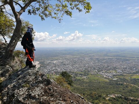 trabajador observando horizonte con arnes 