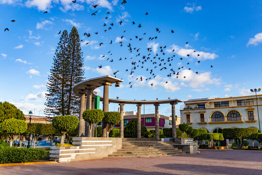 D&iacute;a soleado en la Plaza de Armas de Tepic, Nayarit, durante Semana Santa. 