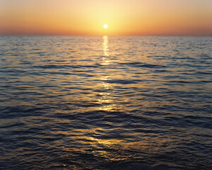 Naklejka premium Sun Setting Over the Ocean