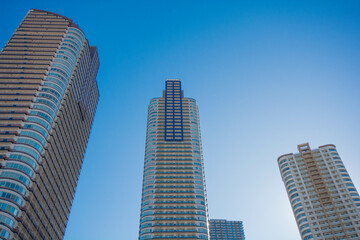 Fototapeta na wymiar 青空と、関東の川崎市武蔵小杉のタワーマンション群とオフィスビルの街並み