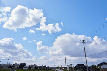青空と雲と田舎の地平線の街並み