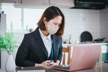 A female office worker who is unwel　体調不良の女性会社員