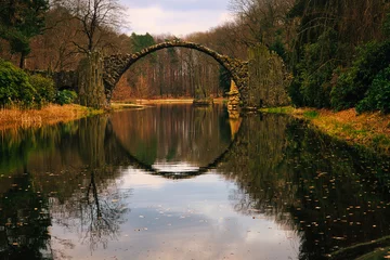 Papier Peint photo Le Rakotzbrücke Mystisch - Rakotzbrücke - Teufelsbrücke - Herbst - Brücke - See - Spiegelung - Kromlau - Rhododendron Park - Sachsen - Deutschland - Devil's Bridge - Autumn Landscape - High quality photo