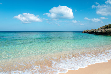 Fototapeta na wymiar 美しいビーチ。白い砂浜と青い海。夏のバカンスのコンセプト。