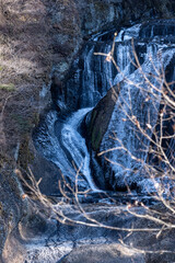 氷結する冬の袋田の滝