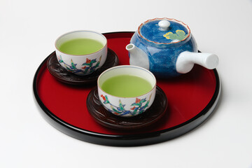 美味しそうなお茶が入った湯呑と急須