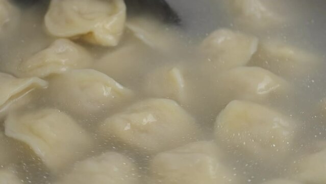 Process cooking meat dumplings in boiling water