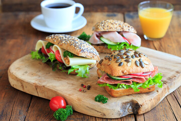 schnelles Frühstück mit belegten Brötchen und Kaffee