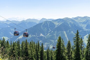 Kohlmaisbahn Saalbach - Hinterglemm mit einem fantastischen Panorama der österreichischen Alpen im Hintergrund. 