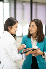 Obraz premium Asian business woman working and talking at the office 