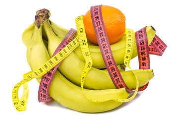 Dieta i odchudzanie, owoce owinięte centymetrem krawieckim - obrazy, fototapety, plakaty