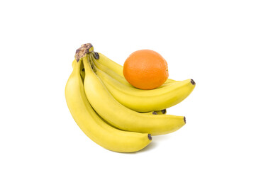 Pęk żółtych bananów i jedna pomarańcza na białym tle - obrazy, fototapety, plakaty