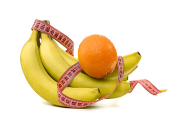 Owoce do koktajlu banan i pomarańcza owinięte miarą krawiecką,  detoks organizmu