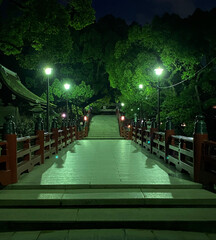 夜の天満宮参道。幻想的な朱色の橋と日本独特の寺社の雰囲気。