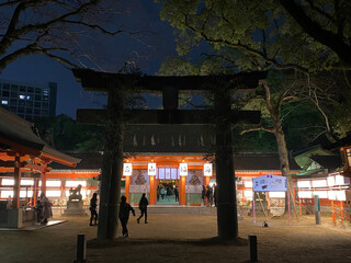 夜の神社と鳥居。厳粛な雰囲気の初詣。