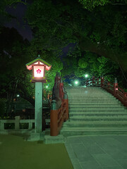 夜の神社と朱色の橋。人のいない夜の雰囲気。