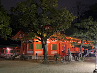 朱色が映える夜の神社。拝殿の小脇。