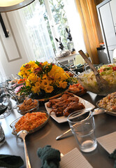 zum ostern servierter tisch