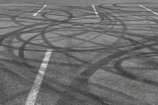 Traces de pneus sur un parking d'un rod&eacute;o urbains