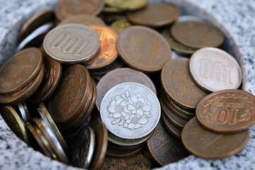 器に入った小銭