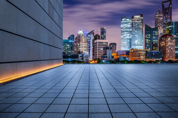 Empty square floor and modern city buildings at night in Shanghai - obrazy, fototapety, plakaty