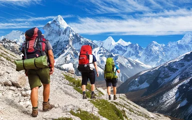 Photo sur Plexiglas Ama Dablam Mount Ama Dablam, three hikers, way Mt Everest base camp