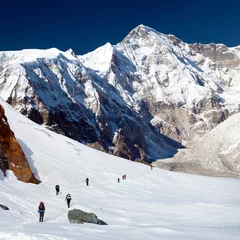 Fotobehang Cho Oyu Mount Cho Oyu and group of hikers on glacier