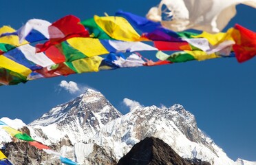 Mount Everest and Lhotse with buddhist prayer flags - 754822041