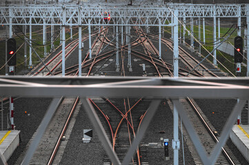 Trakcja kolejowa, tory kolejowe, linia kolejowa pkp w Warszawie. Czerwone światło semafora dla kolei SKM i kolei Mazowieckich. - obrazy, fototapety, plakaty
