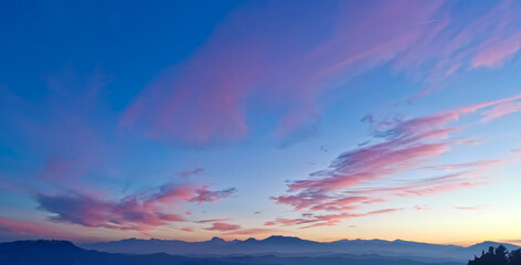 Nuvole rosse nel cielo sopra le montagne al tramonto