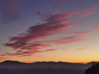 Nuvole rosse nel cielo sopra le montagne nel tramonto dorato