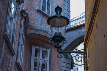 Farola en una callejuela de estilo medieval
