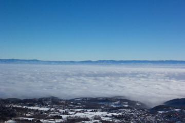 Paysage d'Auvergne. Parc naturel Régional. Chaîne des Puys. Paysage volcanique. tourisme géologique. Vue panoramique. Mer de nuages et ciel bleu