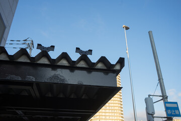 都会の雪止めのある屋根 - obrazy, fototapety, plakaty