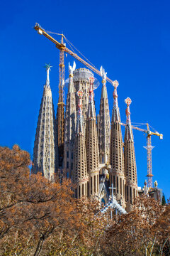 Arquitectura modernista. Obras de la Bas&iacute;lica de la Sagrada Familia de Barcelona. Torres con dos gr&uacute;as