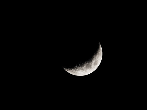 Luna en cuarto creciente sobre fondo negro