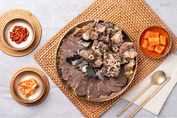 Korean food, Korean beef, gomtang, beef camouflage, crucible soup, boiled pork, beef tail, steamed, soup, side dishes, salted squid, kkakdugi,