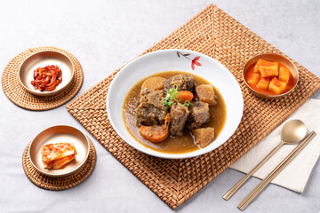 Korean food, Korean beef, gomtang, beef camouflage, crucible soup, boiled pork, beef tail, steamed, soup, side dishes, salted squid, kkakdugi,