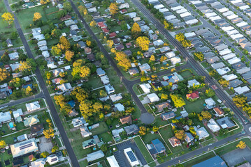 Vue aérienne au lever du jour d'un quartier résidentiel près d'Ipswich, Queensland, Australie.