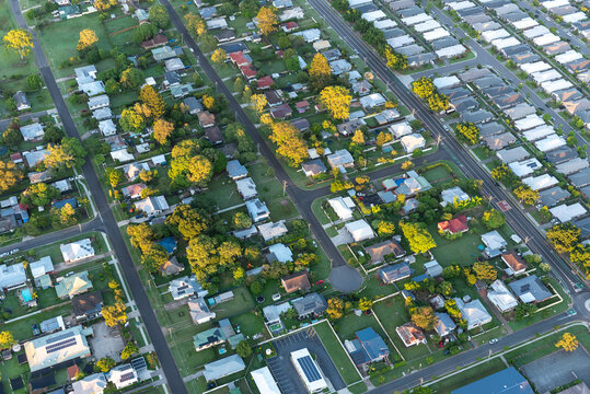 Vue a&eacute;rienne au lever du jour d'un quartier r&eacute;sidentiel pr&egrave;s d'Ipswich, Queensland, Australie.