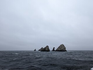 Die Shag Rocks westlich von Südgeorgien im Südatlantik beim stürmischem Wetter